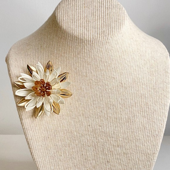 Sarah Coventry Brooch 1960s Gold Tone And White Enamel Water Lilly Flower - Picture 2 of 10